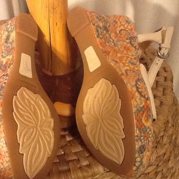 Born Rebecka Cream, Floral print wedge heels. - Picture 6 of 9